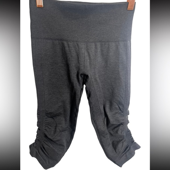 Lululemon Athletica in the flow capri Pants Size 4 Gray Ruched Capris - Picture 2 of 4